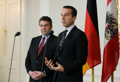 Am 27. Februar 2017 empfing Bundeskanzler Christian Kern (r.) den deutschem Vizekanzler und Au&szlig;enminister Sigmar Gabriel (l.) zu einem Arbeitsgespr&auml;ch im Bundeskanzleramt. Im Anschluss fand ein Pressestatement statt.