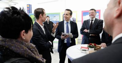 Am 3. M&auml;rz 2017 besuchte Bundeskanzler Christian Kern (m.) das Bundesland Steiermark. Im Bild mit Verkehrsminister J&ouml;rg Leichtfried (r.) bei der Druckerei Bachernegg GmbH.