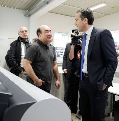 Am 3. M&auml;rz 2017 besuchte Bundeskanzler Christian Kern (r.) das Bundesland Steiermark. Im Bild bei der Druckerei Bachernegg GmbH.