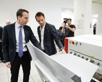 Am 3. M&auml;rz 2017 besuchte Bundeskanzler Christian Kern (l.) das Bundesland Steiermark. Im Bild bei der Druckerei Bachernegg GmbH.
