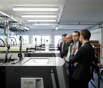 Am 3. M&auml;rz 2017 besuchte Bundeskanzler Christian Kern das Bundesland Steiermark. Im Bild bei der Druckerei Bachernegg GmbH.