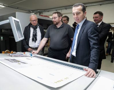 Am 3. M&auml;rz 2017 besuchte Bundeskanzler Christian Kern (r.) das Bundesland Steiermark. Im Bild bei der Druckerei Bachernegg GmbH.