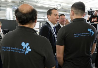 Am 3. M&auml;rz 2017 besuchte Bundeskanzler Christian Kern (m.l.) das Bundesland Steiermark. Im Bild mit Verkehrsminister J&ouml;rg Leichtfried (m.r.) bei der Druckerei Bachernegg GmbH.