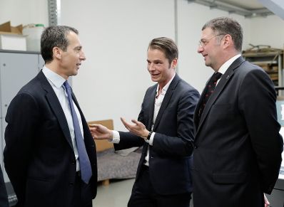 Am 3. M&auml;rz 2017 besuchte Bundeskanzler Christian Kern (l.) das Bundesland Steiermark. Im Bild mit Verkehrsminister J&ouml;rg Leichtfried (r.) bei der Druckerei Bachernegg GmbH.