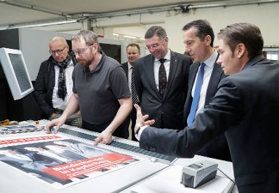 Am 3. M&auml;rz 2017 besuchte Bundeskanzler Christian Kern (m.) das Bundesland Steiermark. Im Bild mit Verkehrsminister J&ouml;rg Leichtfried (m.r.) bei der Druckerei Bachernegg GmbH.