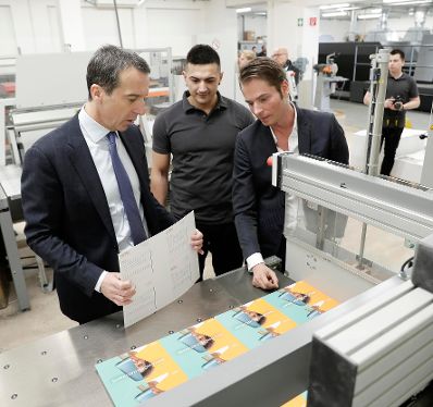 Am 3. M&auml;rz 2017 besuchte Bundeskanzler Christian Kern (l.) das Bundesland Steiermark. Im Bild bei der Druckerei Bachernegg GmbH.
