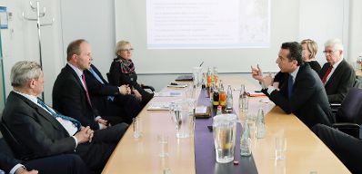 Am 3. M&auml;rz 2017 besuchte Bundeskanzler Christian Kern (r.) das Bundesland Steiermark. Im Bild bei der Firma AT&amp;S AG.