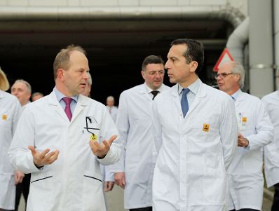Am 3. M&auml;rz 2017 besuchte Bundeskanzler Christian Kern (m.r.) das Bundesland Steiermark. Im Bild mit Verkehrsminister J&ouml;rg Leichtfried (m.) bei der Firma AT&amp;S AG.