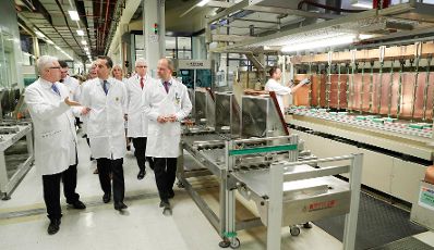 Am 3. M&auml;rz 2017 besuchte Bundeskanzler Christian Kern (m.) das Bundesland Steiermark. Im Bild bei der Firma AT&amp;S AG.