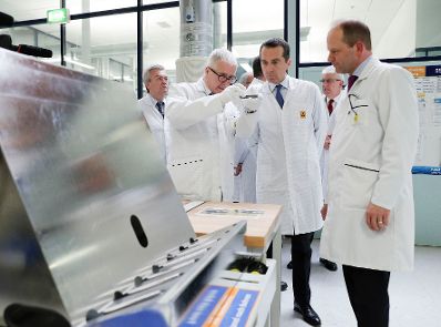 Am 3. M&auml;rz 2017 besuchte Bundeskanzler Christian Kern (m.) das Bundesland Steiermark. Im Bild bei der Firma AT&amp;S AG.