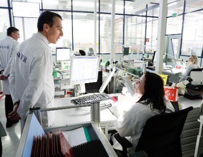 Am 3. M&auml;rz 2017 besuchte Bundeskanzler Christian Kern (l.) das Bundesland Steiermark. Im Bild bei der Firma AT&amp;S AG.