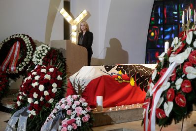 Am 5. M&auml;rz 2017 fand die Trauerfeier f&uuml;r Bundesministerin Sabine Oberhauser statt. Im Bild Nationalratspr&auml;sidentin Doris Bures.