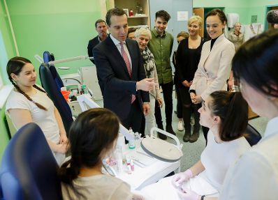 Am 14. M&auml;rz 2017 besuchte Bundeskanzler Christian Kern (l.) gemeinsam mit Bildungsministerin Sonja Hammerschmid (r.) die Berufsschule f&uuml;r Haar - und K&ouml;rperpflege.
