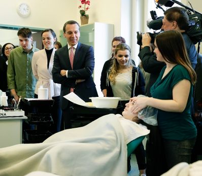 Am 14. M&auml;rz 2017 besuchte Bundeskanzler Christian Kern (m.) gemeinsam mit Bildungsministerin Sonja Hammerschmid (l.) die Berufsschule f&uuml;r Haar - und K&ouml;rperpflege.