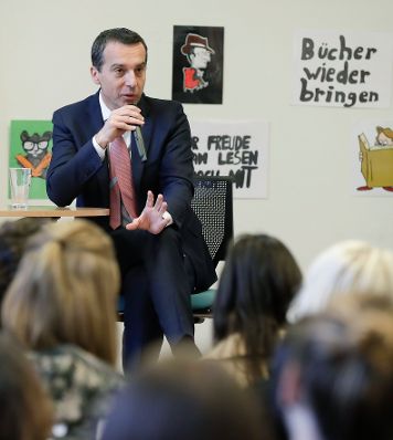 Am 14. M&auml;rz 2017 besuchte Bundeskanzler Christian Kern (im Bild) gemeinsam mit Bildungsministerin Sonja Hammerschmid die Berufsschule f&uuml;r Haar - und K&ouml;rperpflege.