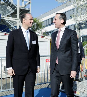 Am 6. April 2017 nahm Bundeskanzler Christian Kern (r.) am Spatenstich zum Projekt Large Scale Cell Culture (LSCC) der Firma Boehringer Ingelheim teil. Im Bild mit dem Generaldirektor Boehringer Ingelheim RCV Philipp von Lattorff (l.).