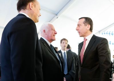 Am 6. April 2017 nahm Bundeskanzler Christian Kern (r.) am Spatenstich zum Projekt Large Scale Cell Culture (LSCC) der Firma Boehringer Ingelheim teil. Im Bild mit dem Generaldirektor Boehringer Ingelheim RCV Philipp von Lattorff (l.).