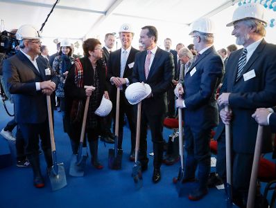 Am 6. April 2017 nahm Bundeskanzler Christian Kern am Spatenstich zum Projekt Large Scale Cell Culture (LSCC) der Firma Boehringer Ingelheim teil.