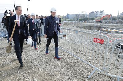 Am 6. April 2017 nahm Bundeskanzler Christian Kern (l.) am Spatenstich zum Projekt Large Scale Cell Culture (LSCC) der Firma Boehringer Ingelheim teil.