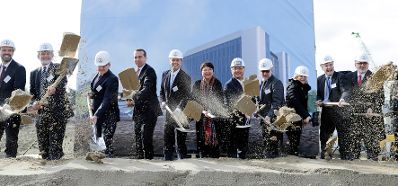 Am 6. April 2017 nahm Bundeskanzler Christian Kern am Spatenstich zum Projekt Large Scale Cell Culture (LSCC) der Firma Boehringer Ingelheim teil.