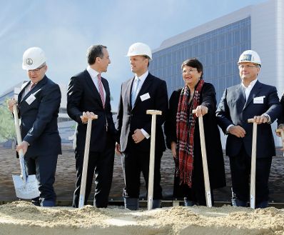 Am 6. April 2017 nahm Bundeskanzler Christian Kern am Spatenstich zum Projekt Large Scale Cell Culture (LSCC) der Firma Boehringer Ingelheim teil.