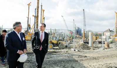 Am 6. April 2017 nahm Bundeskanzler Christian Kern (r.) am Spatenstich zum Projekt Large Scale Cell Culture (LSCC) der Firma Boehringer Ingelheim teil.