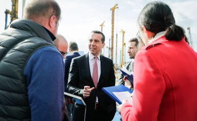 Am 6. April 2017 nahm Bundeskanzler Christian Kern (m.) am Spatenstich zum Projekt Large Scale Cell Culture (LSCC) der Firma Boehringer Ingelheim teil.