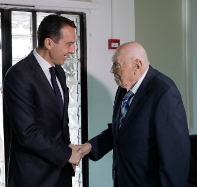 Am 23. April 2017 besuchte Bundeskanzler Christian Kern (l.) das Land Israel. Im Bild beim Club of Austrian Pensioner&acute;s in Israel.