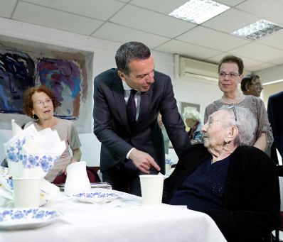 Am 23. April 2017 besuchte Bundeskanzler Christian Kern (m.) das Land Israel. Im Bild beim Club of Austrian Pensioner&acute;s in Israel.