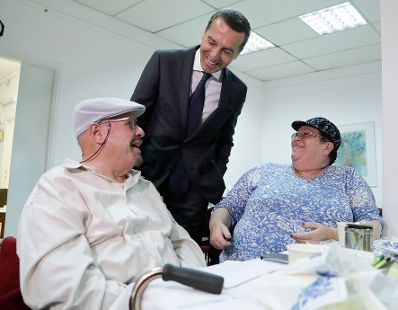 Am 23. April 2017 besuchte Bundeskanzler Christian Kern (m.) das Land Israel. Im Bild beim Club of Austrian Pensioner&acute;s in Israel.