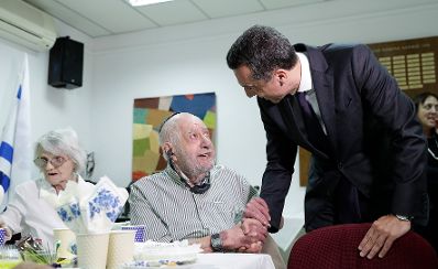 Am 23. April 2017 besuchte Bundeskanzler Christian Kern (r.) das Land Israel. Im Bild beim Club of Austrian Pensioner&acute;s in Israel.