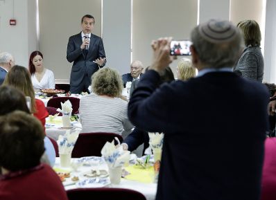 Am 23. April 2017 besuchte Bundeskanzler Christian Kern (l.) das Land Israel. Im Bild beim Club of Austrian Pensioner&acute;s in Israel.