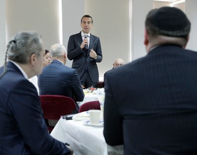 Am 23. April 2017 besuchte Bundeskanzler Christian Kern (m.) das Land Israel. Im Bild beim Club of Austrian Pensioner&acute;s in Israel.