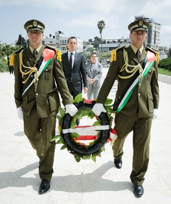 Am 23. April 2017 besuchte Bundeskanzler Christian Kern (m.) das Land Israel. Im Bild bei der Kranzniederlegung beim Yasser Arafat Memorial.