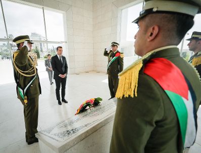 Am 23. April 2017 besuchte Bundeskanzler Christian Kern (m.) das Land Israel. Im Bild bei der Kranzniederlegung beim Yasser Arafat Memorial.