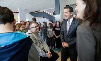 Am 11. Mai 2017 besuchte Bundeskanzler Christian Kern (l.) eine Neue Mittelschule in Mattersburg. Im Bild mit Bildungsministerin Sonja Hammerschmid (r.).