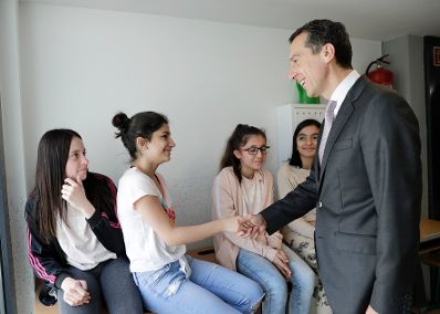 Am 11. Mai 2017 besuchte Bundeskanzler Christian Kern (r.) eine Neue Mittelschule in Mattersburg.