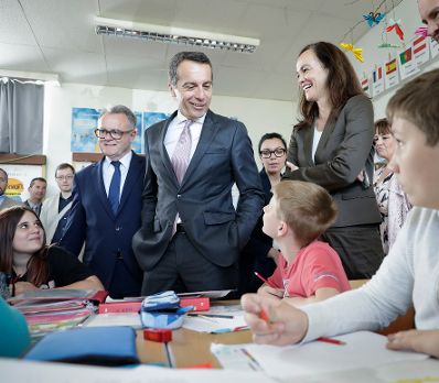 Am 11. Mai 2017 besuchte Bundeskanzler Christian Kern (m.) eine Neue Mittelschule in Mattersburg. Im Bild mit Bildungsministerin Sonja Hammerschmid (r.) und Landeshauptmann Hans Niessl (l.).