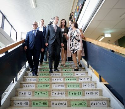 Am 11. Mai 2017 besuchte Bundeskanzler Christian Kern (m.) eine Neue Mittelschule in Mattersburg. Im Bild mit Bildungsministerin Sonja Hammerschmid (r.) und Landeshauptmann Hans Niessl (l.).