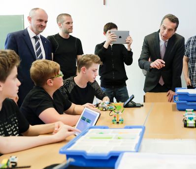 Am 11. Mai 2017 besuchte Bundeskanzler Christian Kern (r.) eine Neue Mittelschule in Mattersburg.