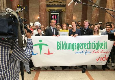 Am 7. Juni 2017 traf Bundeskanzler Christian Kern im Parlament Vertreterinnen und Vertreter der Jugendabteilung der Gewerkschaft vida. Im Bild mit Bildungsministerin Sonja Hammerschmid.