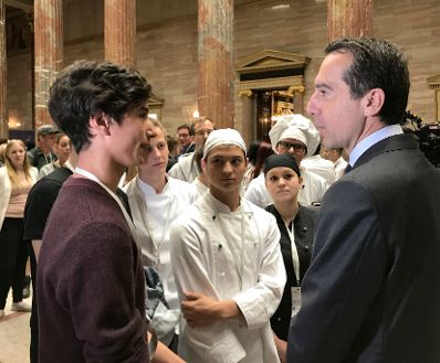 Am 7. Juni 2017 traf Bundeskanzler Christian Kern (im Bild) im Parlament Vertreterinnen und Vertreter der Jugendabteilung der Gewerkschaft vida.