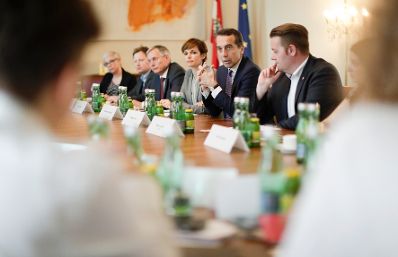 Am 8. Juni 2017 fand ein LGTBIQ (Lesbian Gay Bisexual Trans Intersex Queer) Roundtable mit Vertretern der Bundesregierung statt. Im Bild Bundeskanzler Christian Kern (2.v.r.) mit Sozialminister Alois St&ouml;ger (3.v.l.), Gesundheitsministerin Pamela Rendi-Wagner (4.v.l.) und Parlamentsabgeordneter Mario Lindner (r.).
