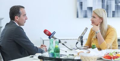 Am 9. Juni 2017 besuchte &Ouml;3 Moderatorin Claudia St&ouml;ckl (r.) Bundeskanzler Christian Kern (l.) zu einem "Fr&uuml;hst&uuml;ck bei mir".
