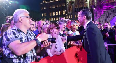 Am 10. Juni 2017 besuchte Bundeskanzler Christian Kern den Life Ball 2017.