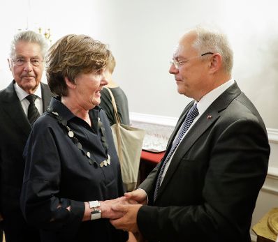 Am 13. Juni 2017 fand die Buchpr&auml;sentation "Die Staatskanzlei" im Bundeskanzleramt statt. Im Bild Manfred Matzka (r.) mit der Pr&auml;sidentin der Salzburger Festspiele Helga Rabl-Stadler (l.).
