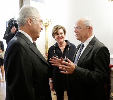 Am 13. Juni 2017 fand die Buchpr&auml;sentation "Die Staatskanzlei" im Bundeskanzleramt statt. Im Bild Manfred Matzka (r.) mit der Pr&auml;sidentin der Salzburger Festspiele Helga Rabl-Stadler (m.) und dem Bundespr&auml;sidenten a.D. Heinz Fischer (l.).