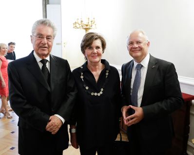 Am 13. Juni 2017 fand die Buchpr&auml;sentation "Die Staatskanzlei" im Bundeskanzleramt statt. Im Bild Manfred Matzka (r.) mit der Pr&auml;sidentin der Salzburger Festspiele Helga Rabl-Stadler (m.) und dem Bundespr&auml;sidenten a.D. Heinz Fischer (l.).