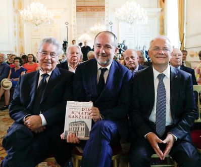 Am 13. Juni 2017 fand die Buchpr&auml;sentation "Die Staatskanzlei" im Bundeskanzleramt statt. Im Bild Manfred Matzka (r.) mit dem Bundespr&auml;sidenten a.D. Heinz Fischer (l.) und dem Kunst- und Kulturminister Thomas Drozda (m.).
