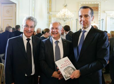 Am 13. Juni 2017 fand die Buchpr&auml;sentation "Die Staatskanzlei" im Bundeskanzleramt statt. Im Bild Manfred Matzka (m.) mit Bundespr&auml;sidenten a.D. Heinz Fischer (l.) und Bundeskanzler Christian Kern (r.).